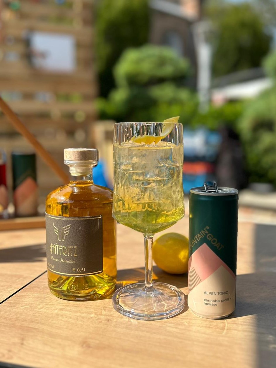 ROCKBOX Geschenkeset - Kräuterlikör 0,5l + 8x Alpen Tonic Original Stück